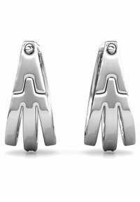 Orecchini a cerchio in argento con un design elegante e moderno, caratterizzati da una forma geometrica stratificata e una finitura lucida. Ogni orecchino è dotato di un chiusura sicura.