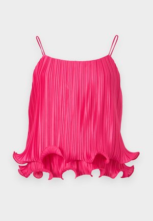 Φωτεινό ροζ αμάνικο πλισέ τοπ με λεπτές τιράντες και βολάν με κυματιστό τελείωμα σε απλό ανοιχτό γκρι φόντο.