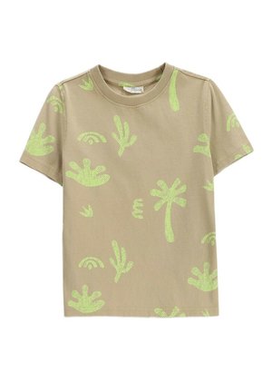 Beżowy t-shirt z krótkim rękawem z jasnymi zielonymi abstrakcyjnymi wzorami roślin i palm, okrągłym dekoltem i luźnym krojem.