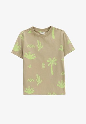 Beżowy t-shirt z krótkim rękawem z jasnymi zielonymi abstrakcyjnymi wzorami roślin i palm, okrągłym dekoltem i luźnym krojem.