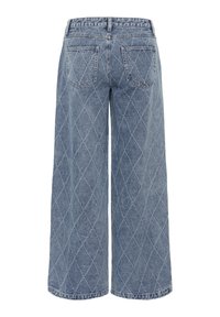 Lange, lichtblauwe denim jeans met een ruitvormig quiltpatroon, voorzien van twee achterzakken en een klassieke tailleband.