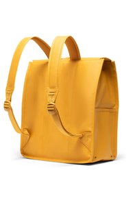 Sac fourre-tout jaune en matériau lisse avec deux poignées ajustables, une forme rectangulaire et des accents de poches latérales.