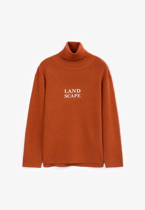 Pull à col roulé orange en matière côtelée, avec un graphique blanc "LAND SCAPE" centré sur le devant. Design simple et coupe décontractée.