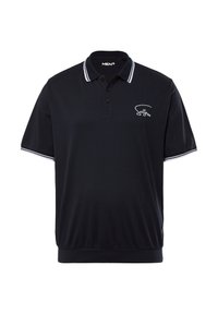 Černé polo tričko s krátkými rukávy, bílé akcenty na límci a manžetách, a malé vyšívané logo na hrudi.