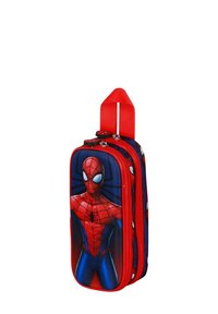 Trousse à crayon Rouge Spider-Man avec fond bleu, fermeture à glissière et poignée en boucle ; présente un grand graphique de Spider-Man et des accents de motif de toile.