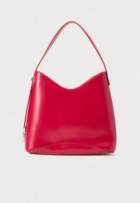 Červená kožená kabelka na rameno s oblým dizajnom, hladkou textúrou a jedným popruhom. Na tele kabelky je jemný švový akcent.