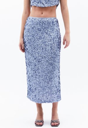 Lichtblauwe midi-jurkenrok met pailletten en een aansluitende silhouet, featuring een rechte zoom en een zijsplit, gecombineerd met een bijpassend cropped top.