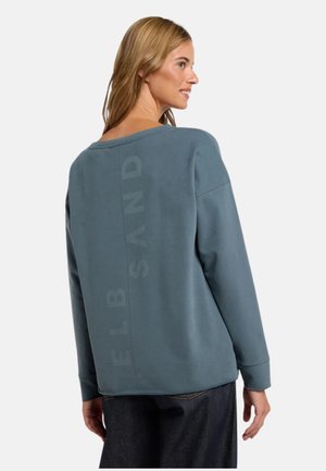 Grau-blaues Sweatshirt mit lockerem Schnitt, weitem Ausschnitt und matter Textur. Hat ein vertikales Markenlogo in einem helleren Farbton auf der Rückseite.