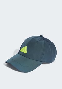 Cappello blu navy con visiera curvata e accento in gomma verde lime. Realizzato in materiale leggero con dettagli di cucitura e fori di ventilazione.