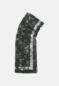 Écharpe noire avec une texture transparente, ornée d'un motif abstrait. Accentuée d'une large bordure grise et de bords à franges. Légère et polyvalente.