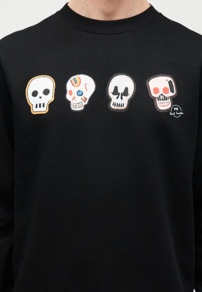 Μαύρο φούτερ με τέσσερα πολύχρωμα εικονίδια κόκκαλων καρτούν κατά μήκος του στήθους, το καθένα με ξεχωριστό σχέδιο προσώπου και εκφράσεις.