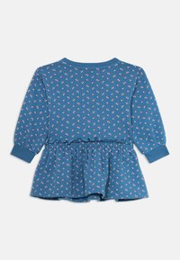 Vestido azul de mangas longas para criança, com padrão floral rosa, cintura elástica franzida e saia rodada, sobre um fundo branco.