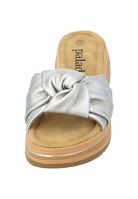 Zilveren leren instapsandaal met een geknoopte voorband, een gevoerde beige binnenzool en een lichtbruine platformzool met witte accentstiksels.