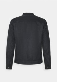 Svart jacka med en slät yta och minimalistisk design, med spetsig krage, långa ärmar och knappade manschetter.