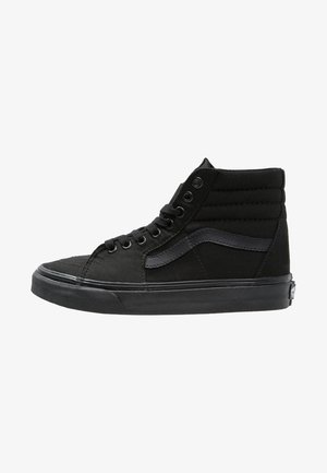 Zwarte hoge sneakers van canvas, met een gewatteerde kraag, zwarte rubberen zool en contrasterende zwarte leren streepdetails.
