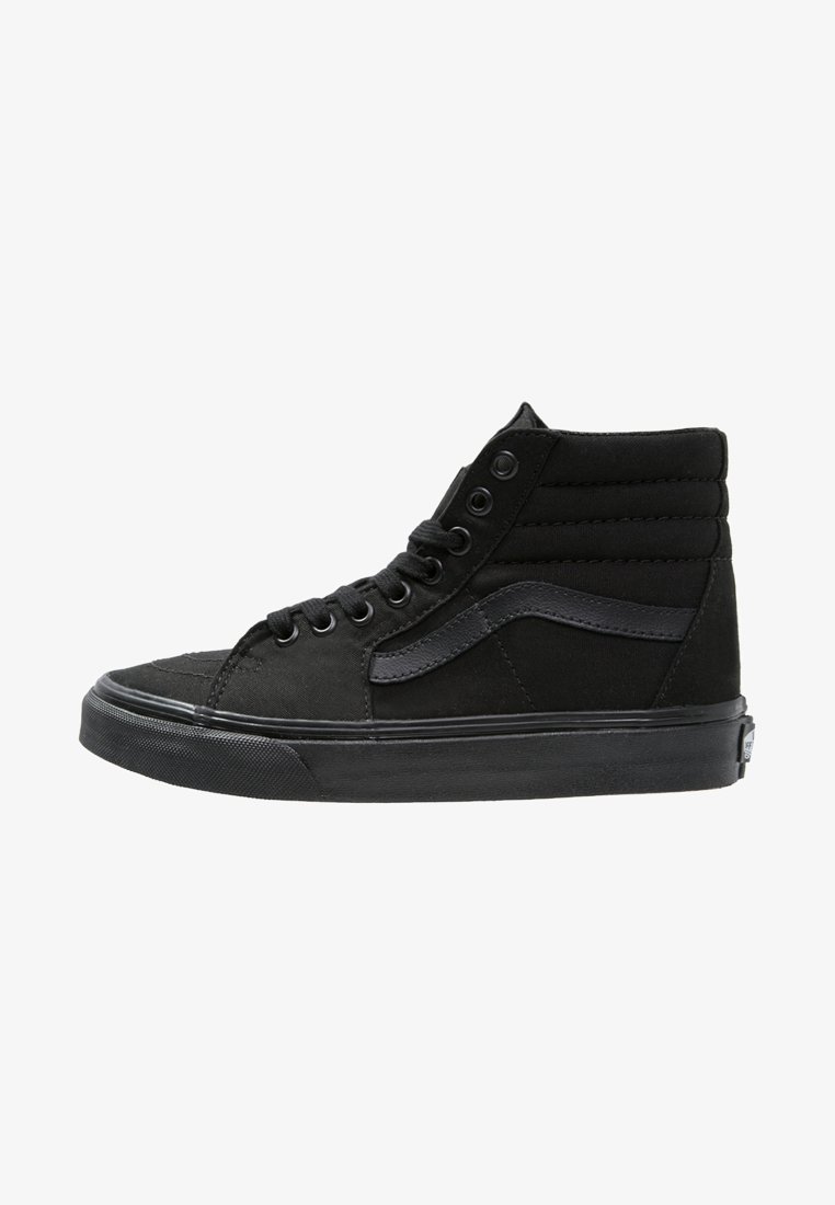 Μαύρο υψηλό sneaker από καμβά, με επενδυμένο γιακά, μαύρη καουτσούκ σόλα και αντίθετη λεπτομέρεια από μαύρο δέρμα.