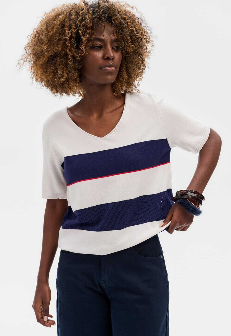 V-hals trui met korte mouwen, voorzien van horizontale marineblauwe en witte strepen met een rode acccent. Zachte gebreide textuur, casual pasvorm.