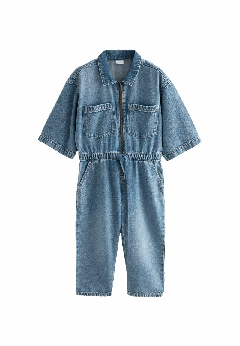 Denim kombinezon svijetloplave boje, kratki rukavi, patentni zatvarač sprijeda, pojas sa vezicom, dva džepa na prsima i dva bočna džepa, s opuštenim krojem.