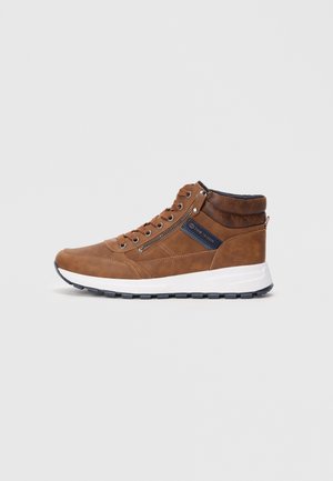 Baskets montantes en cuir marron avec semelle en caoutchouc blanche, dotées d'une fermeture éclair sur le côté, d'accents texturés et d'un patch logo bleu marine contrastant.