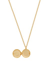 Gouden ketting met een ronde medaillonontwerp en een gestructureerde rand. De schakels van de ketting zijn middelgroot en het medaillon is open, waardoor een gladde binnenkant zichtbaar is.