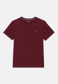 Burgunder crew-neck t-skjorte laget av bomull, med korte ermer og en liten logo over venstre bryst. Glatt tekstur, enkelt design.