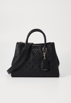 Sac à main en cuir noir avec motifs floraux embossés, poignées courtes, longue sangle, fermeture éclair et logo métallique Guess sur le devant.