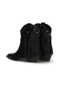 Botas de cuero negras hasta el tobillo con detalles de flecos, acentos de tachuelas y un tacón apilado. Presentan un acabado suave y un diseño de punta afilada.