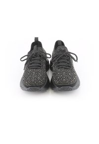 Zapatillas deportivas negras con tejido texturizado, que cuentan con un diseño con tachuelas y cierre de cordones. Suela de goma gruesa para tracción y soporte.