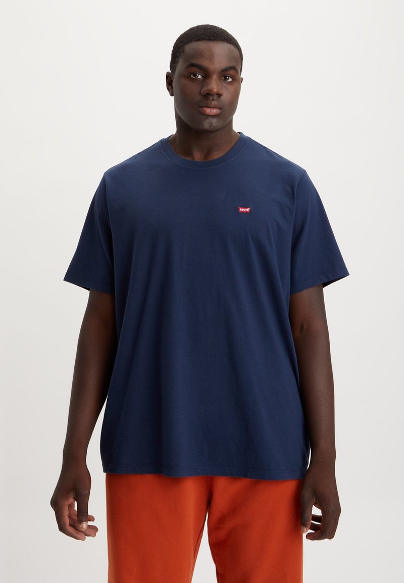 Tricou din bumbac albastru marin, cu mâneci scurte și decolteu rotund, având un mic logo roșu Levi's în partea stângă a pieptului.