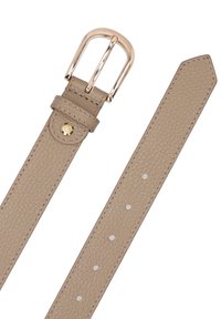 Beige tekstureret læderbælte med fem huller, guldtonet rektangulært spænde og syede kanter på en hvid baggrund.