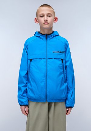 Giacca leggera blu con zip frontale, cappuccio e due tasche laterali. Include un logo nero a contrasto sul petto.