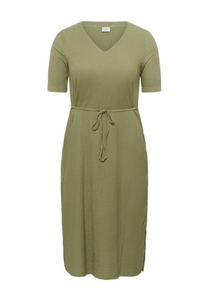 Abito verde oliva con scollatura a V, maniche corte, cintura regolabile con laccetto in vita e spacco laterale, realizzato in tessuto texturizzato.