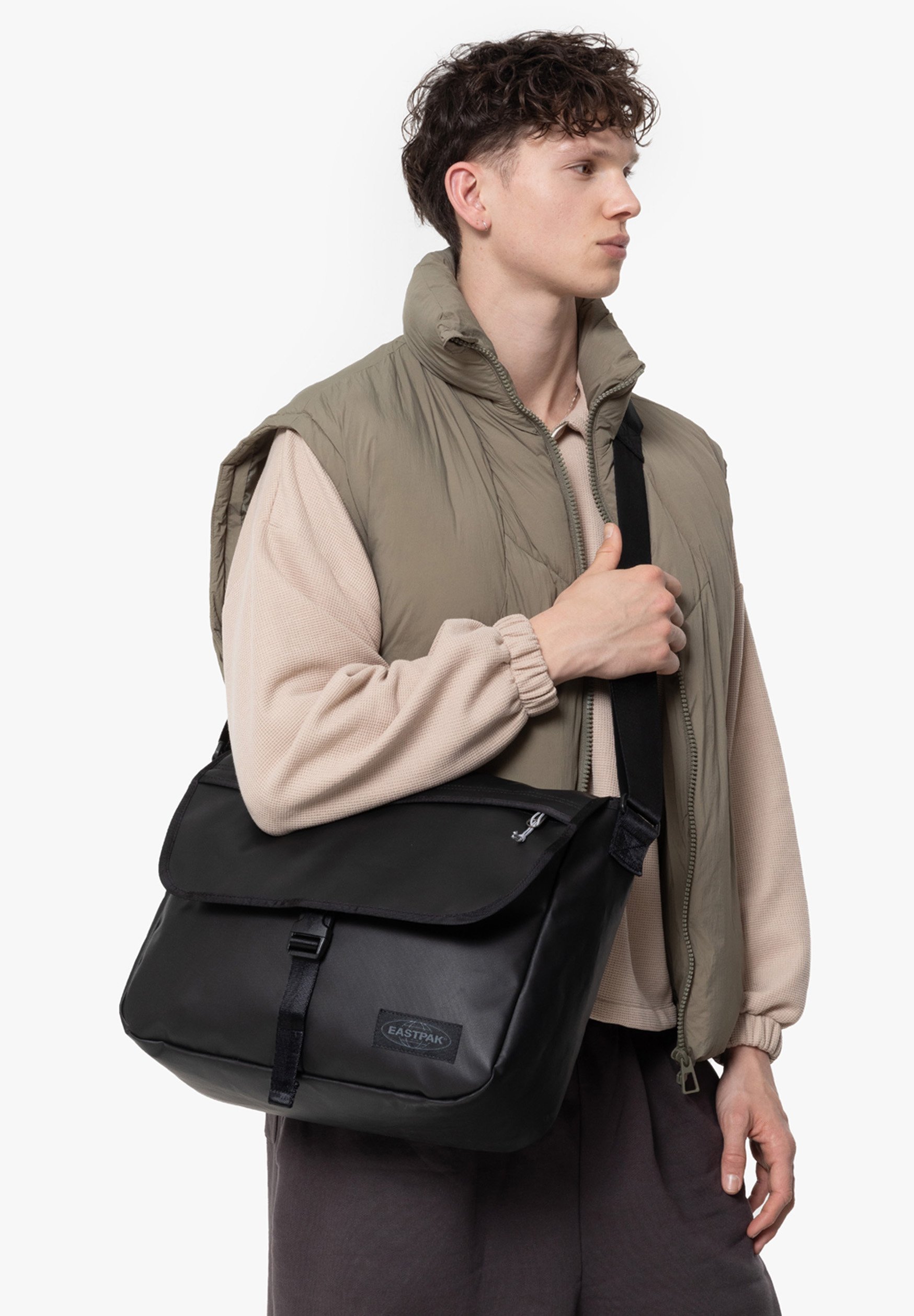 Eastpak 델리게이트 크로스 바디 백 타프 블랙