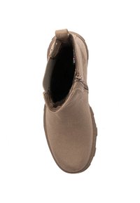 Brązowy materiałowy botek za kostkę z bocznym zamkiem błyskawicznym, okrągłym noskiem i teksturowaną gumową podeszwą. Posiada pętelkę z tyłu ułatwiającą zakładanie.