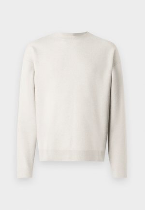 Lysegrå strikket sweater med lange ærmer, rund halsudskæring og ribbede mansjetter. Blød tekstur, afslappet pasform og uden synlige mønstre.