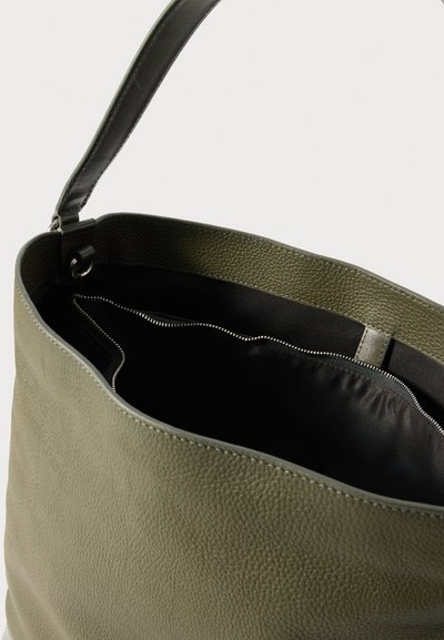 Bolsa de mão em couro verde-azeitona com superfície texturizada, abertura ampla e interior em tecido preto com um bolso com fecho. 
