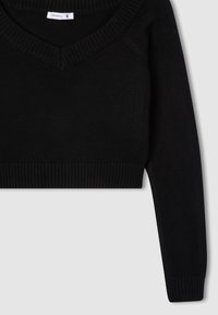 Czarny krótki sweter z dekoltem w serek, żebrowanymi mankietami i dołem. Wykonany z miękkiego materiału o gładkiej fakturze. Metka z rozmiarem widoczna wewnątrz dekoltu.