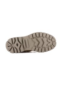 Suola di stivale marrone resistente con scanalature profonde, tasselli multidirezionali e tallone rinforzato in materiale gommoso beige.