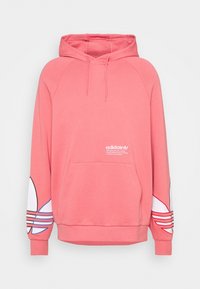Sudadera rosa hecha de una tela suave, con un bolsillo frontal, capucha con cordón y acentos gráficos en las mangas con detalles en azul y blanco.