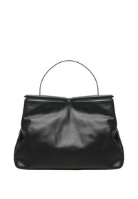 Bolso de cuero negro con un solo asa delgada, estructura suave y marco superior estructurado.