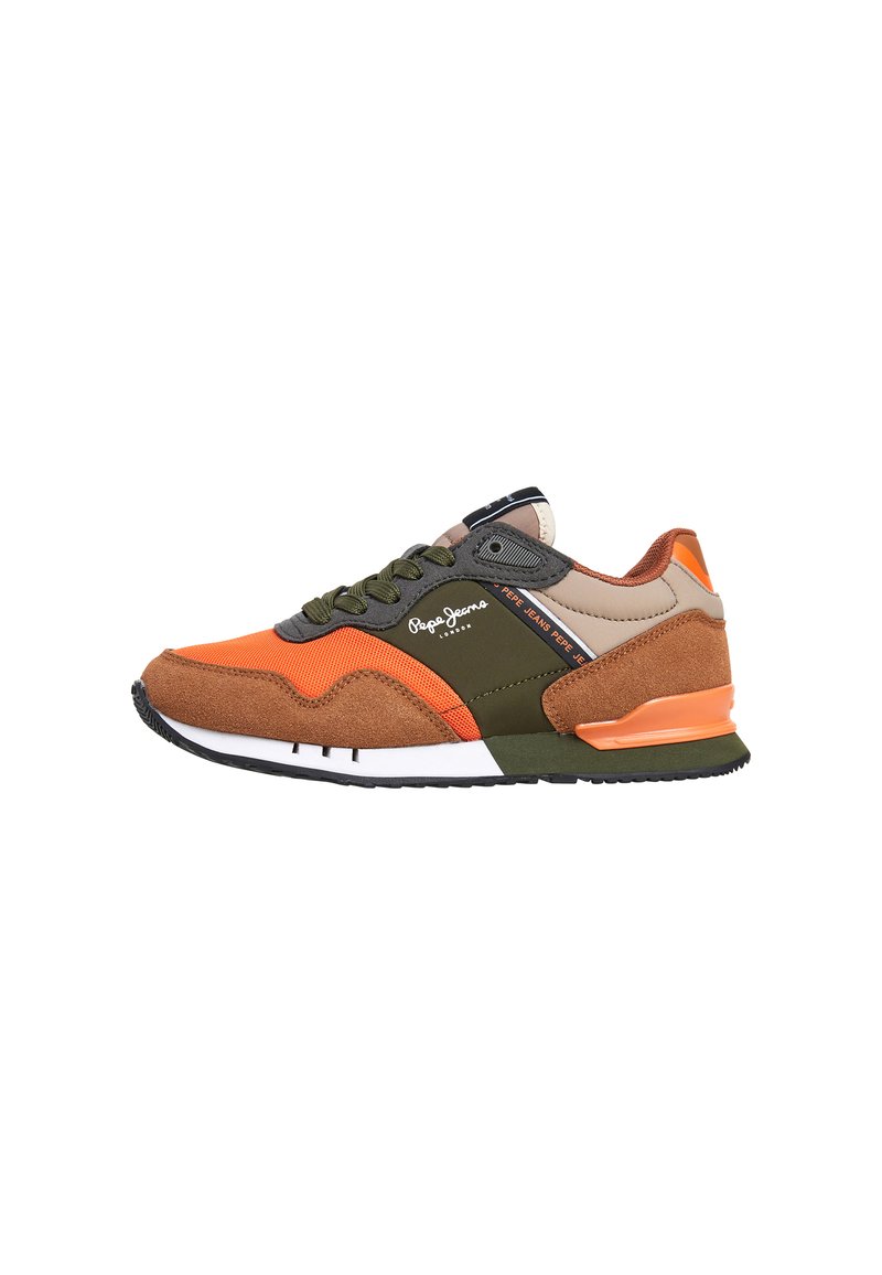 Sneaker con una combinazione di suede marrone, mesh arancione, dettagli verde oliva e una suola bianca. Presenta lacci e un marchio sui lati.