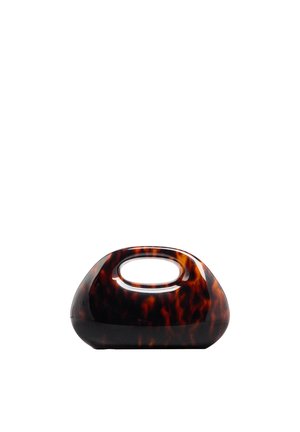 Mała błyszcząca torebka w wzór imitujący skorupę żółwia o zaokrąglonym kształcie z wbudowanym owalnym otworem na uchwyt na białym tle.