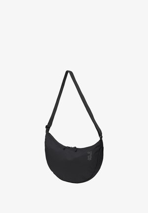 Sac d'épaule noir en forme de croissant avec bandoulière réglable et fermeture éclair, arborant un logo de marque discrètement embossé sur le côté avant.