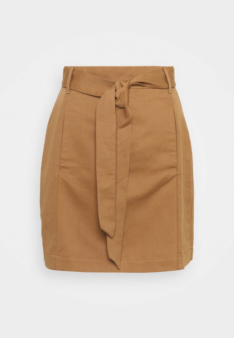 Jupe mini beige cintrée en tissu texturé. Elle présente des poches latérales et un lien à la taille, avec une coupe ajustée et un ourlet droit.