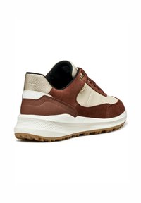 Sneaker in suede marrone e pelle beige con un tallone posteriore testurizzato, suola intermedia bianca e suola in gomma con un motivo testurizzato.