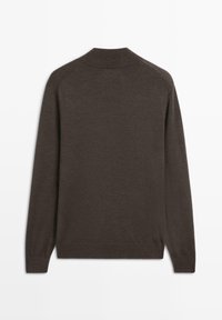 Maglione lavorato a maglia marrone scuro con colletto alto, maniche lunghe e polsini a coste. Morbido al tatto, design semplice, senza motivi o abbellimenti visibili.