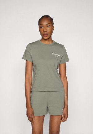 Olivengrøn bomulds T-shirt med korte ærmer og en afslappet pasform, kombineret med matchende shorts. Har hvidt logo på venstre bryst.