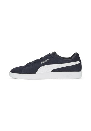 Marineblauwe suède Puma sneaker met witte vormstrip en zool, zijaanzicht, lage ontwerp en vetersluiting.