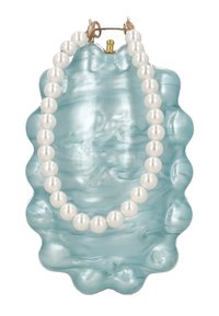 Turkusowa broszka z żywicy o falistym brzegu, zdobiona sznurem okrągłych, białych pereł. Zapięcie w złotym odcieniu.