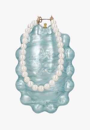 Spilla in resina turchese con bordo ondulato, ornata da una fila di perle bianche rotonde. Chiusura con elementi in metallo color oro.